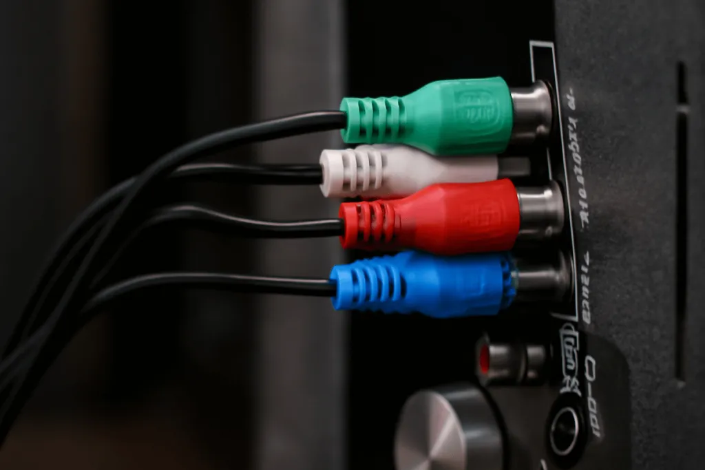 Подготовиться к установке и подключить магнитолу